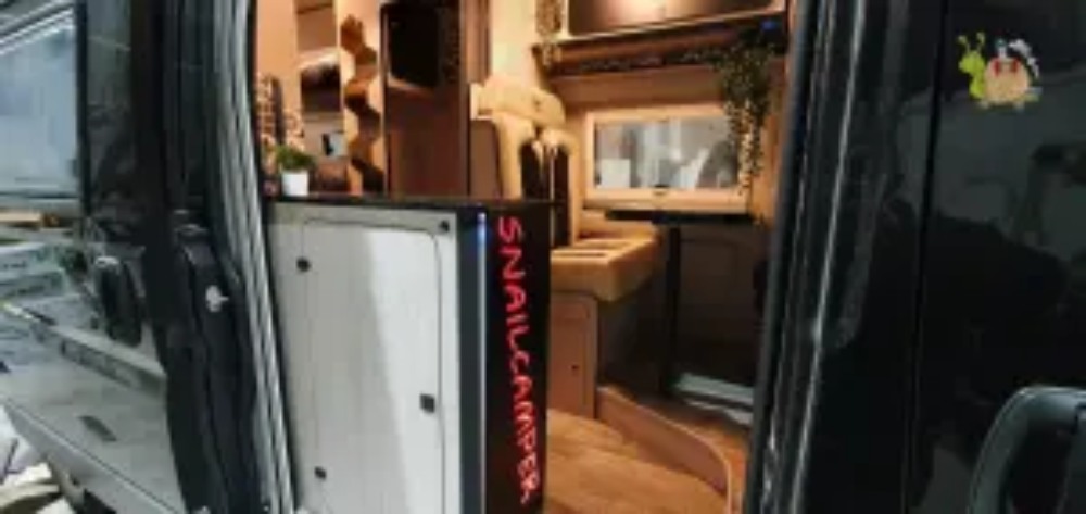 Furgoneta blanca en garaje