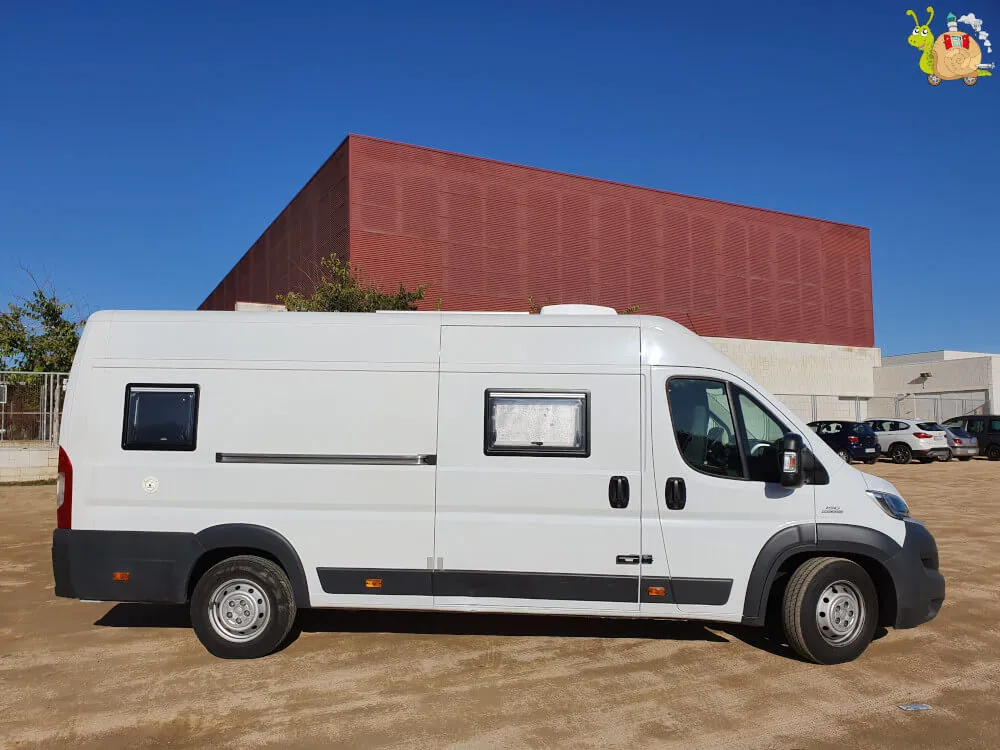 Furgoneta blanca aparcada al sol