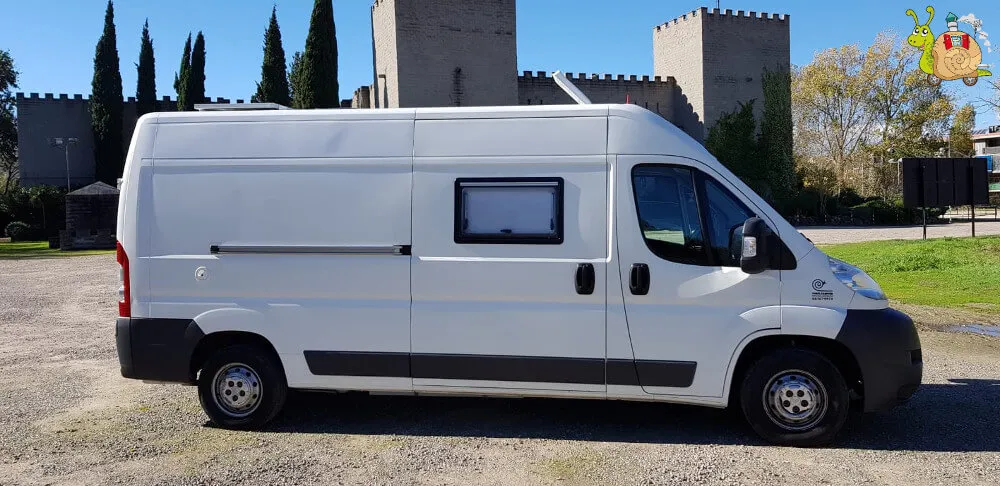 Furgoneta blanca estacionada al aire libre