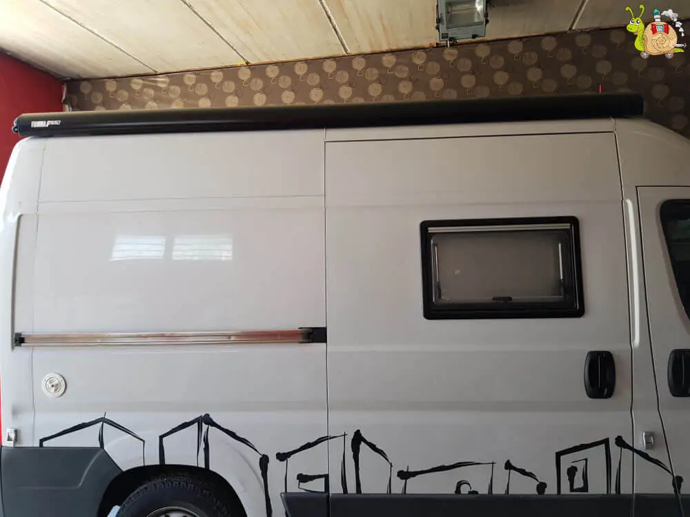 Furgoneta blanca en garaje