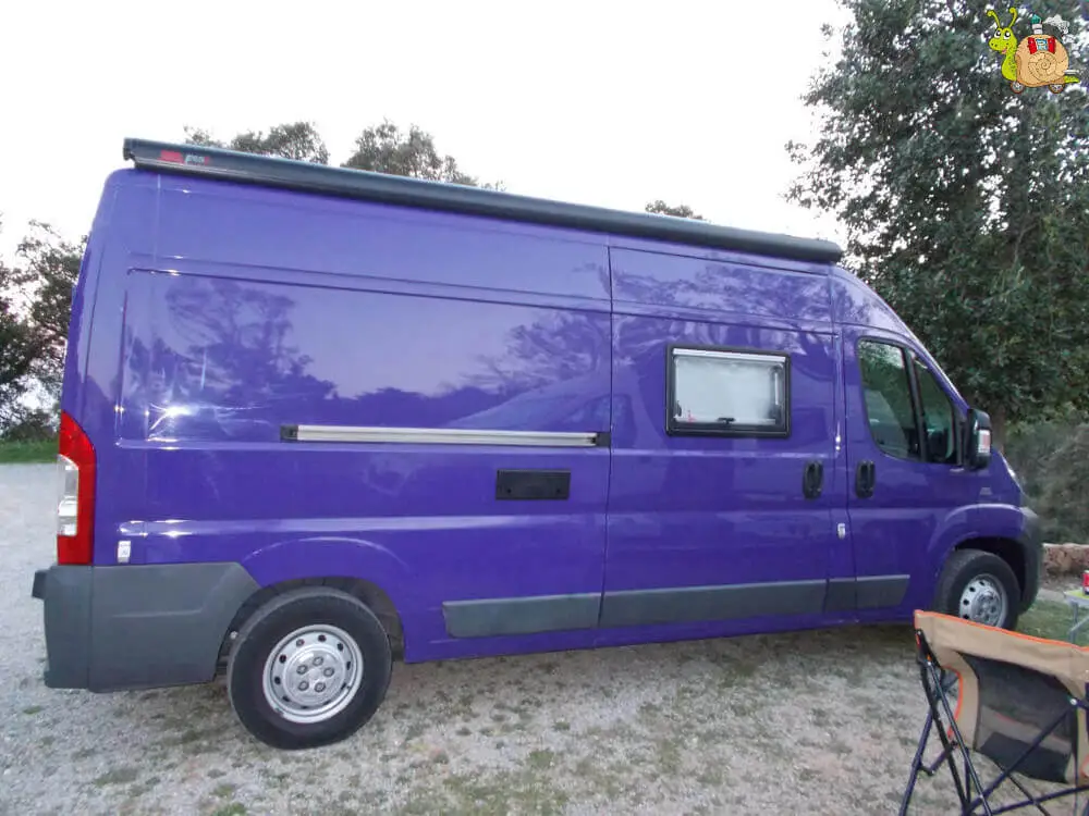 Furgoneta de color púrpura