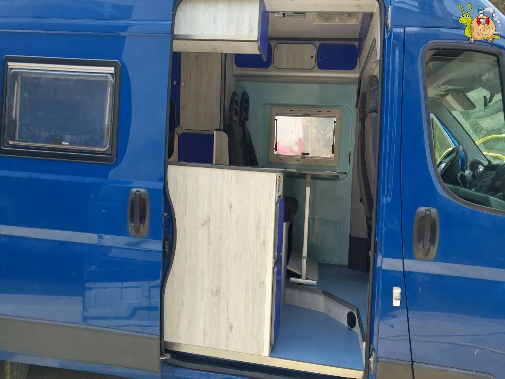 Furgoneta azul con interior moderno