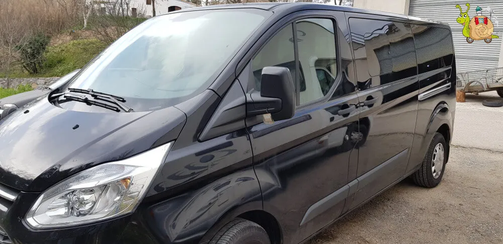 Furgoneta negra aparcada en la calle