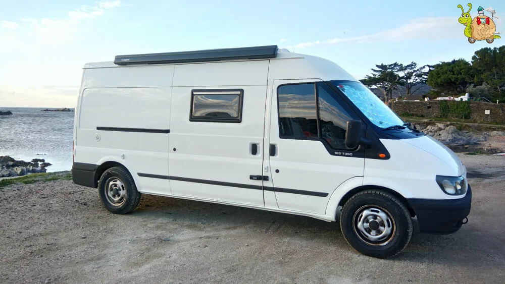 Furgoneta blanca aparcada afuera