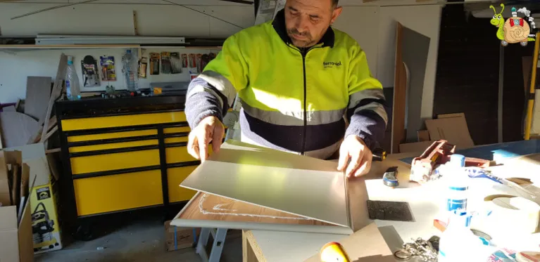 Hombre trabajando con metal