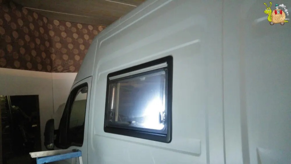 Furgoneta blanca en garaje