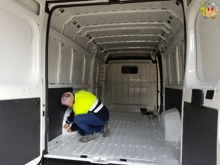 Persona trabajando en furgoneta vacía