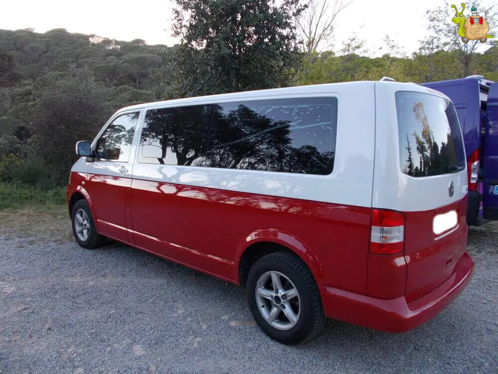 Furgoneta roja con blanco