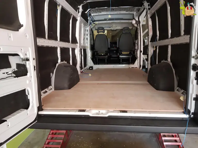 Furgoneta con interior vacío