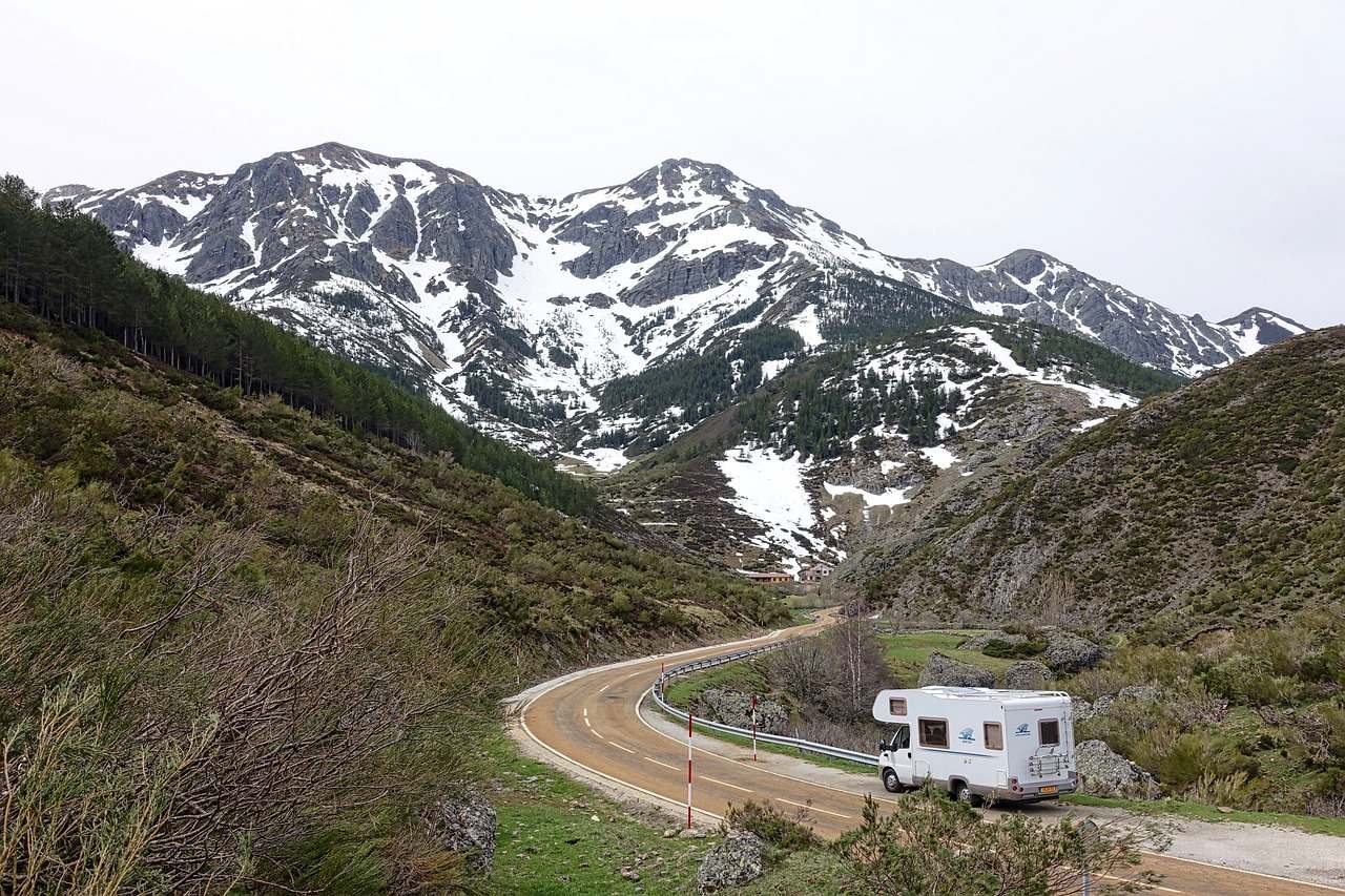 Caravana en montaña nevada