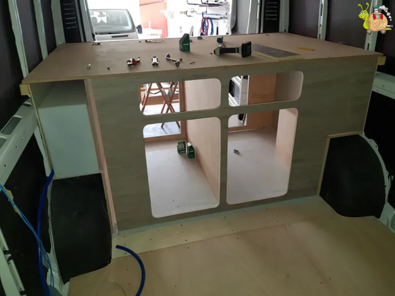 Interior de una furgoneta en construcción