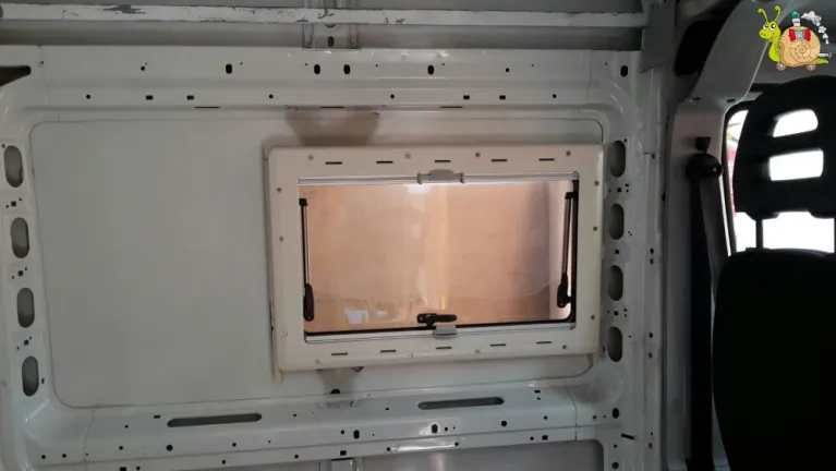 Ventana en furgoneta blanca