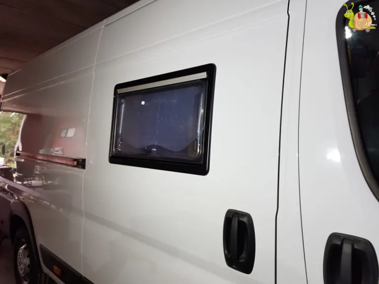Ventana de furgoneta blanca